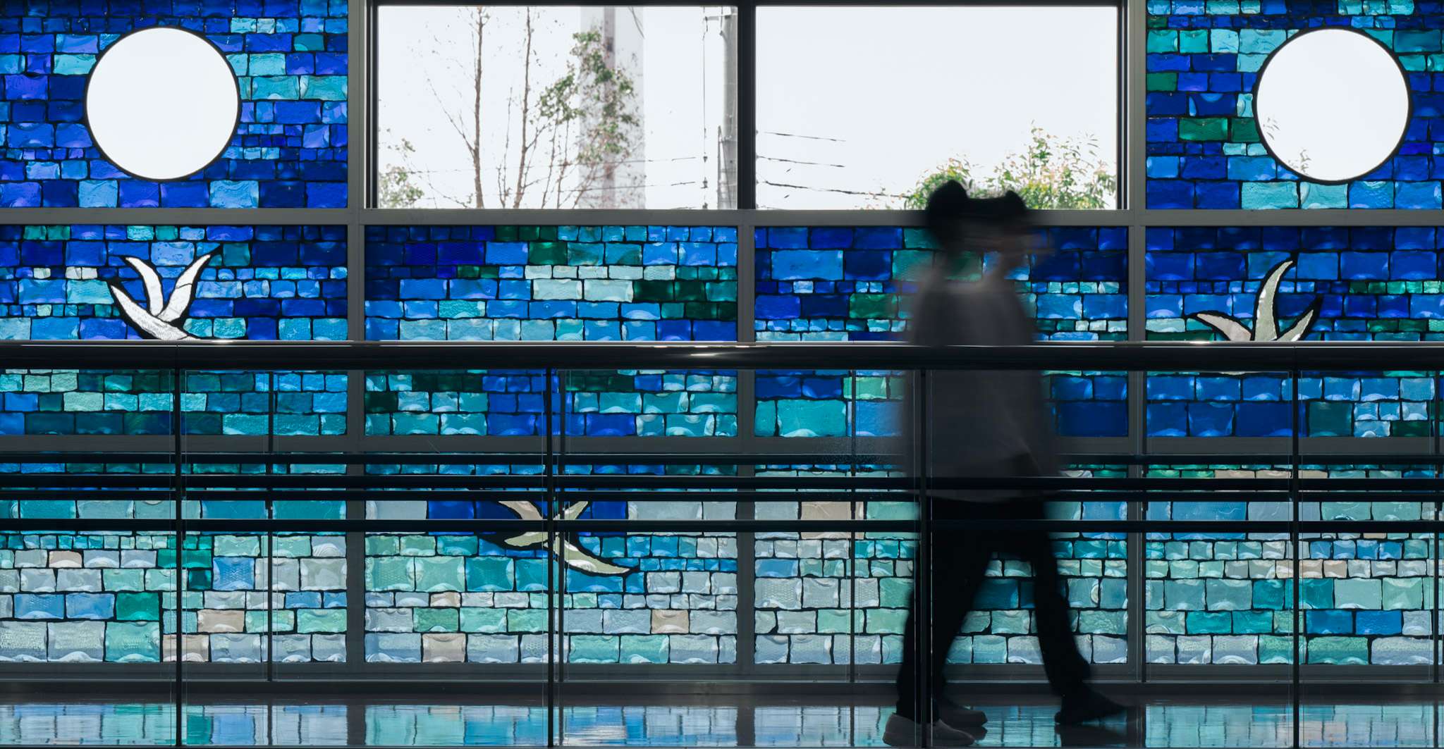 病院２階　ステンドグラス（廊下）