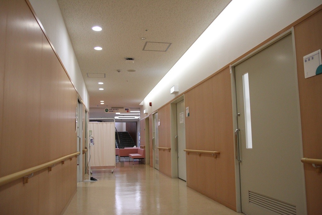 病院内です。外来からの廊下です。仕事は、人生のすべてじゃないけれど、あなたがあなたでいられる場所であってほしいと願います。