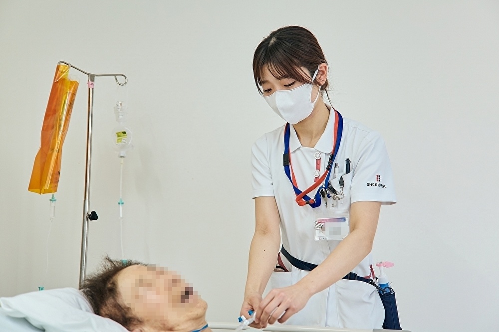 SCUは昼も夜も３：１看護です。周囲にたくさん先輩がいるので安心して業務ができます。