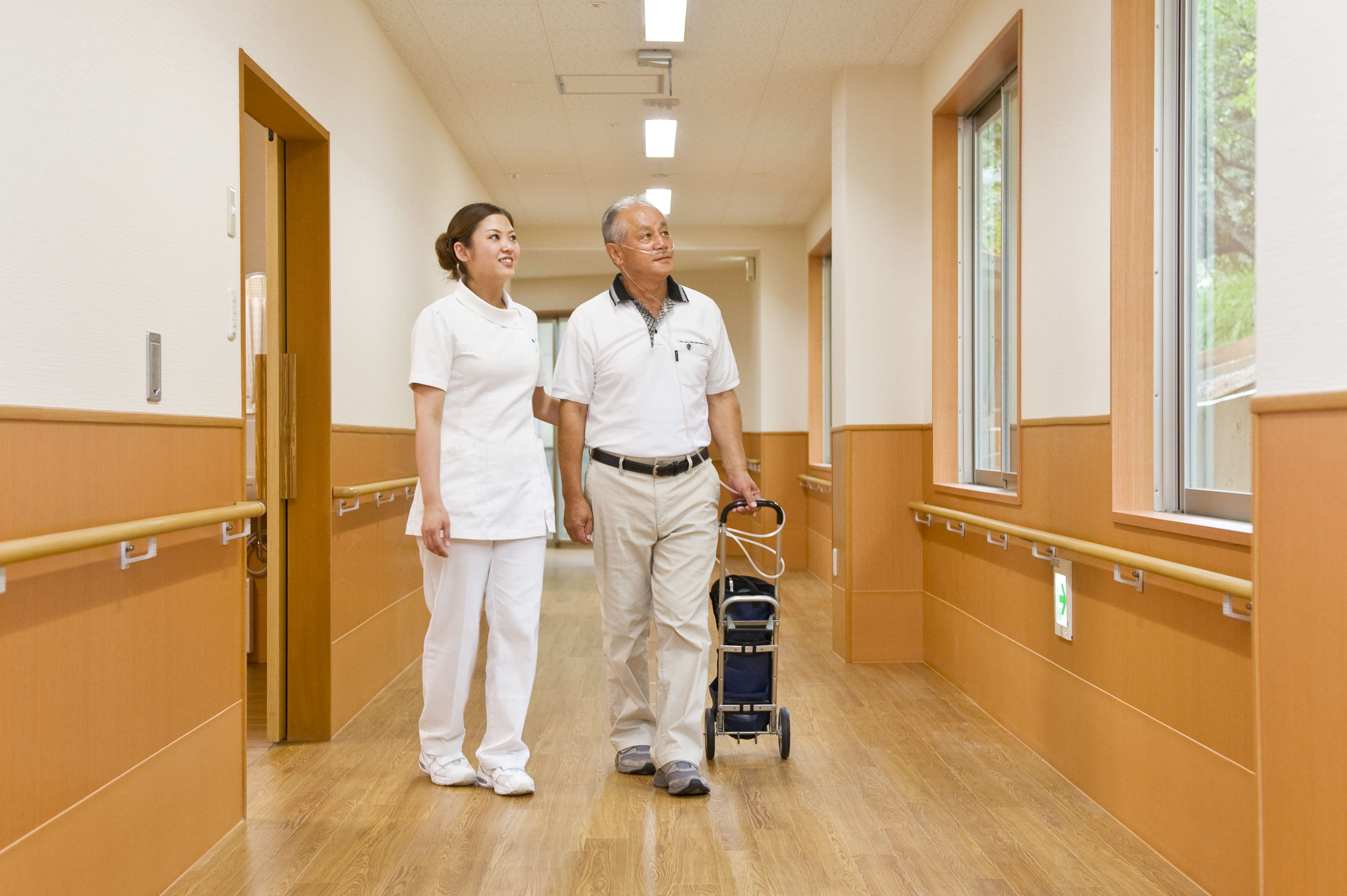 患者さんと歩幅、目線を合わせて。