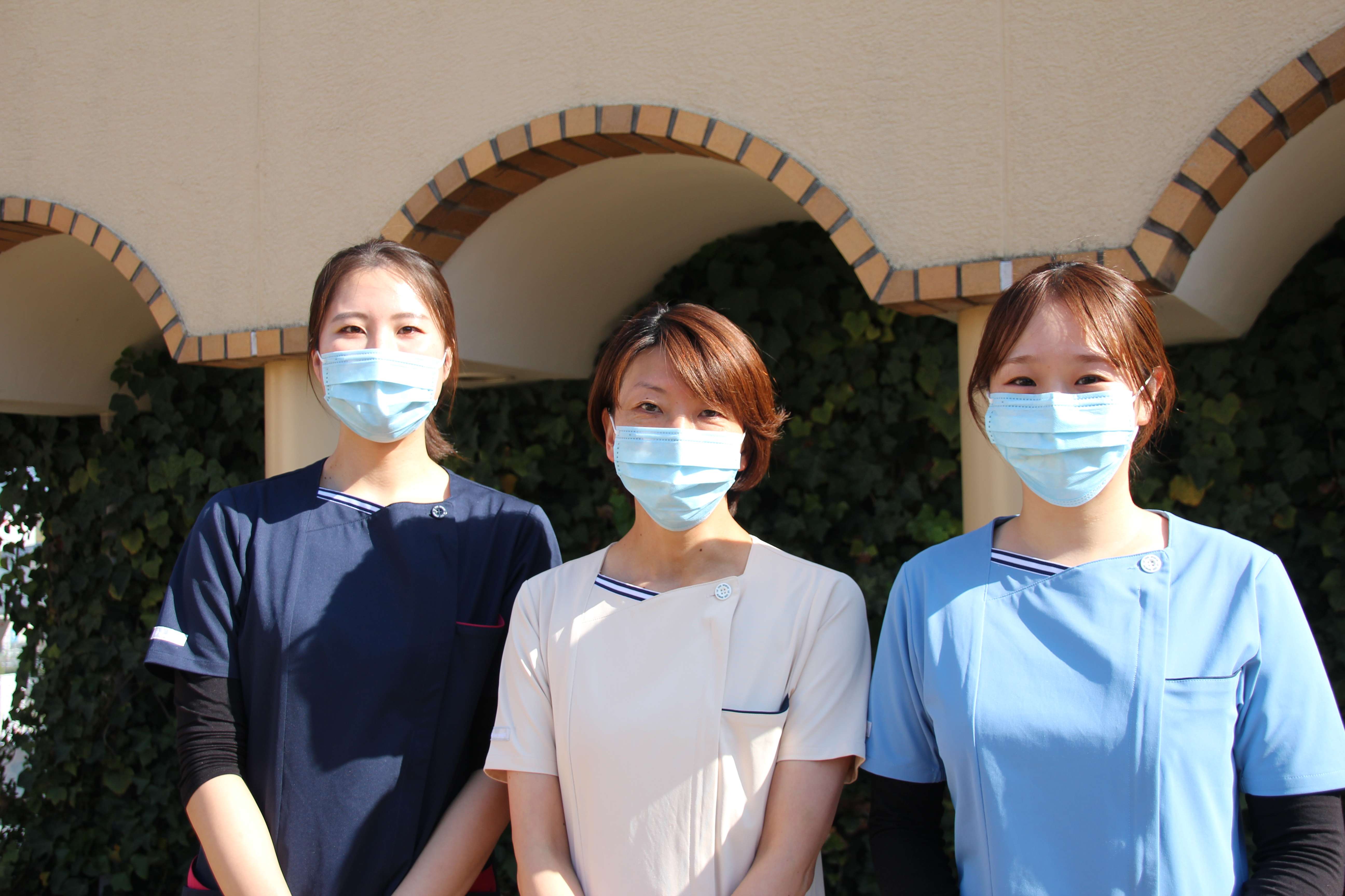 制服は、上は3色、下は2色から自由に組み合わせられます。