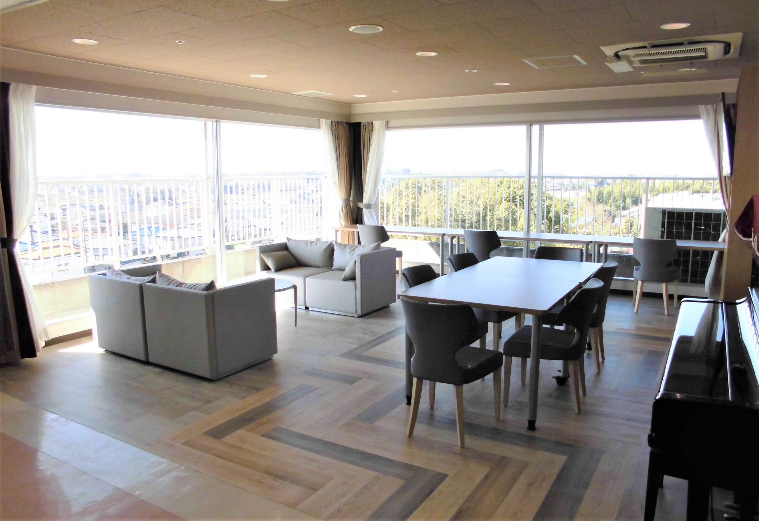 緩和ケア病棟にあるサンルームです。ご家族ご友人と心地良いひと時を過ごしていただいています。晴れの日には富士山が綺麗に見えます。