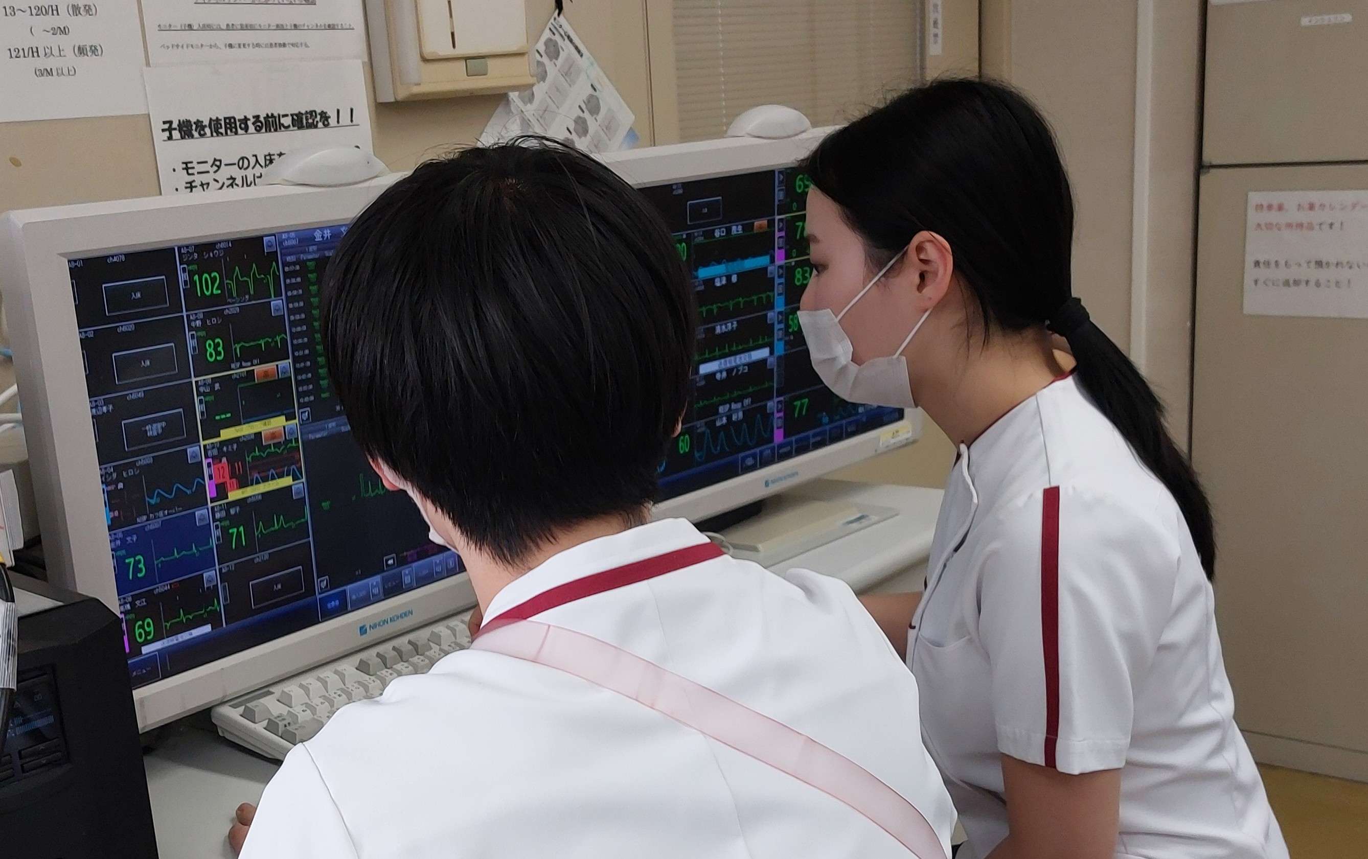 8階病棟(循環器・呼吸器・血液内科)でモニターの波形を確認している様子