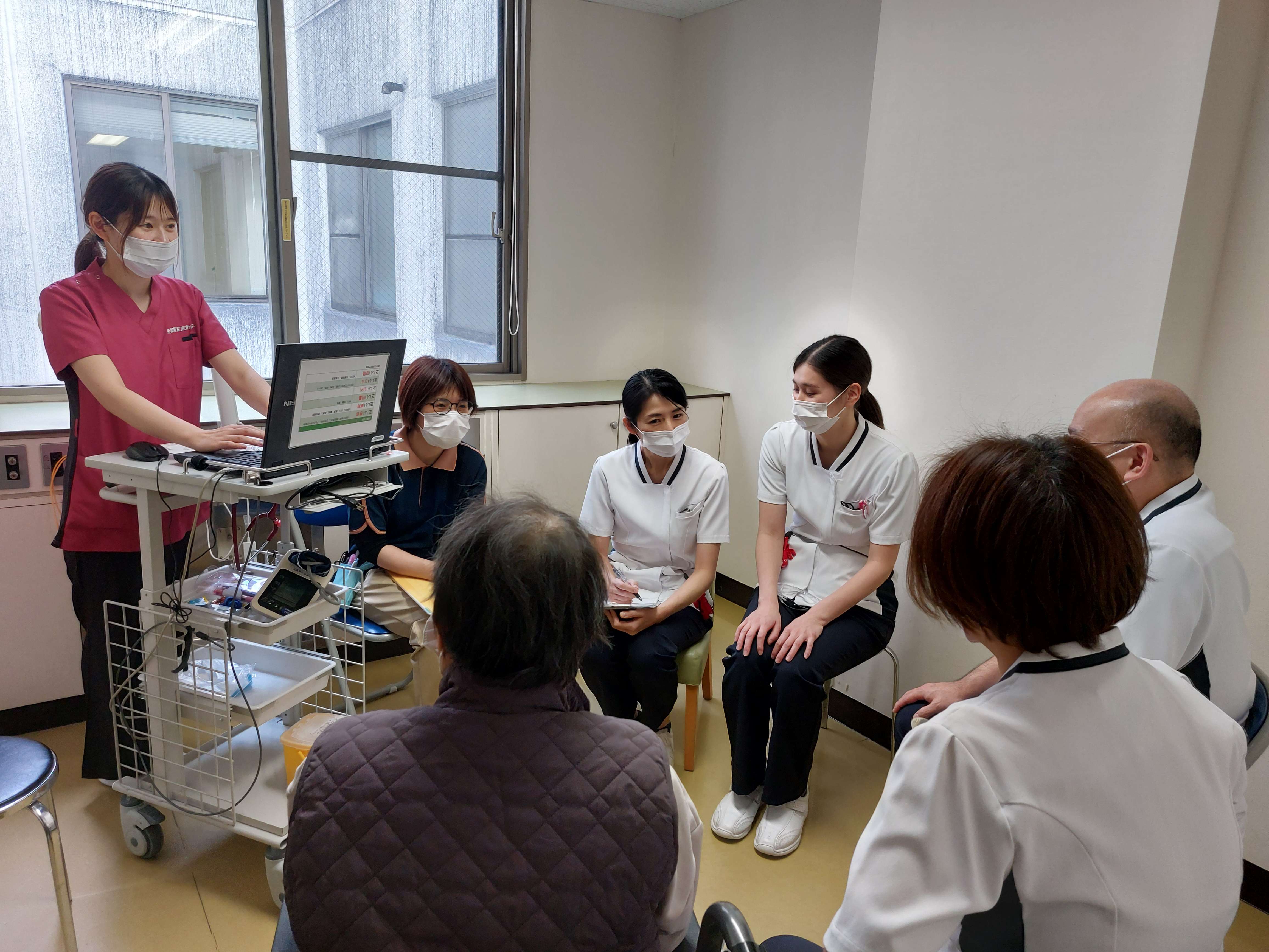 回復期リハビリテーション病棟での患者さんを交えた多職種カンファレンスの様子