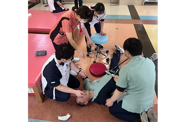 多職種で緊急時対応の研修中の様子です。